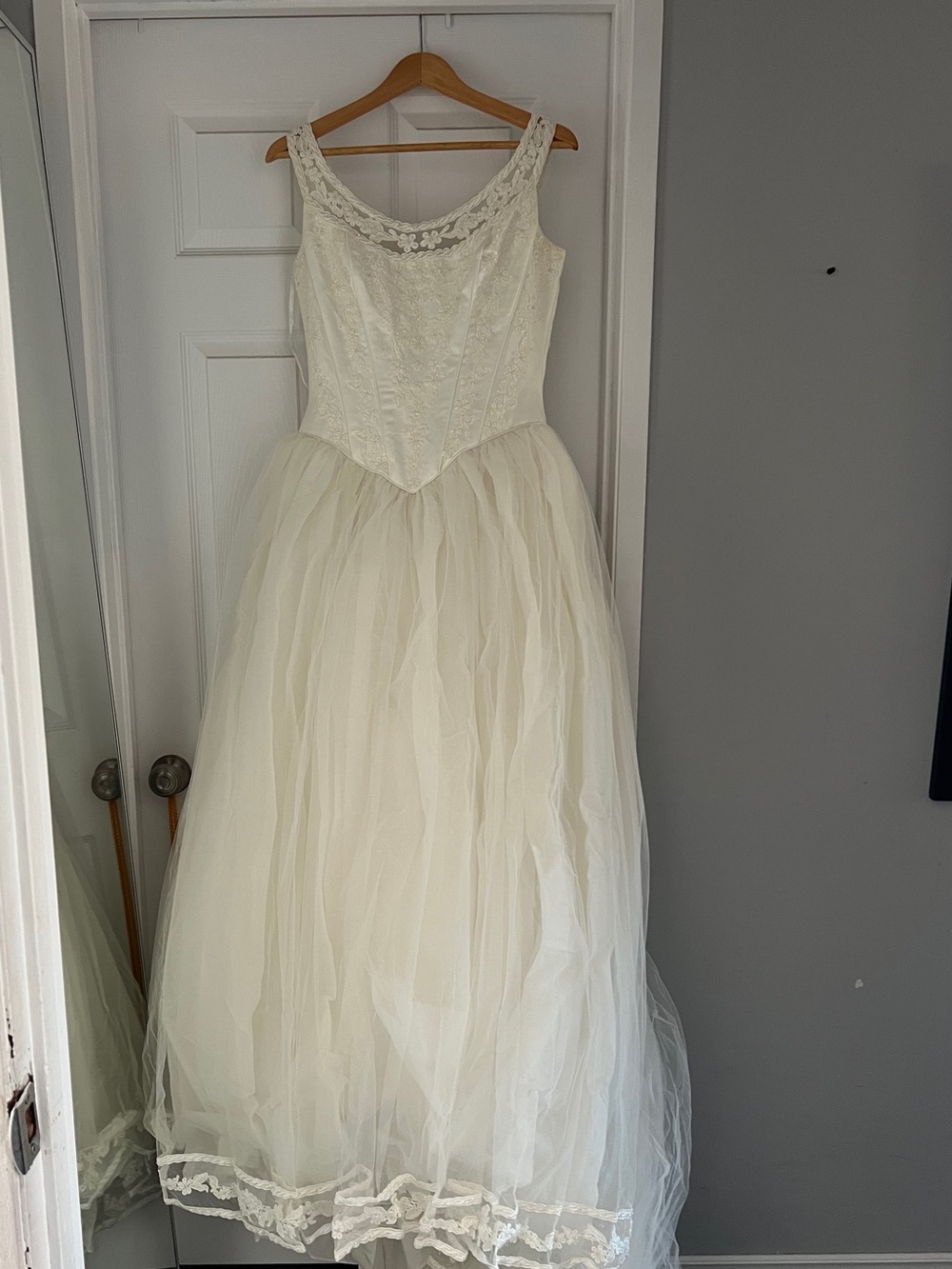 Lotus Orient — Never Worn — Ivory Lace Tulle - Wedding Dress (13/14)